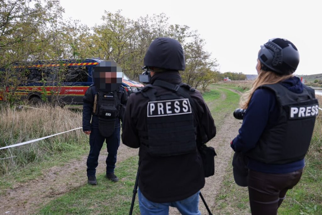 «У Херсоні кожен — ціль ворога»: як журналісти працюють у місті, де росіяни — за лічені кілометри 7 «У Херсоні кожен — ціль ворога»: як журналісти працюють у місті, де росіяни — за лічені кілометри 6