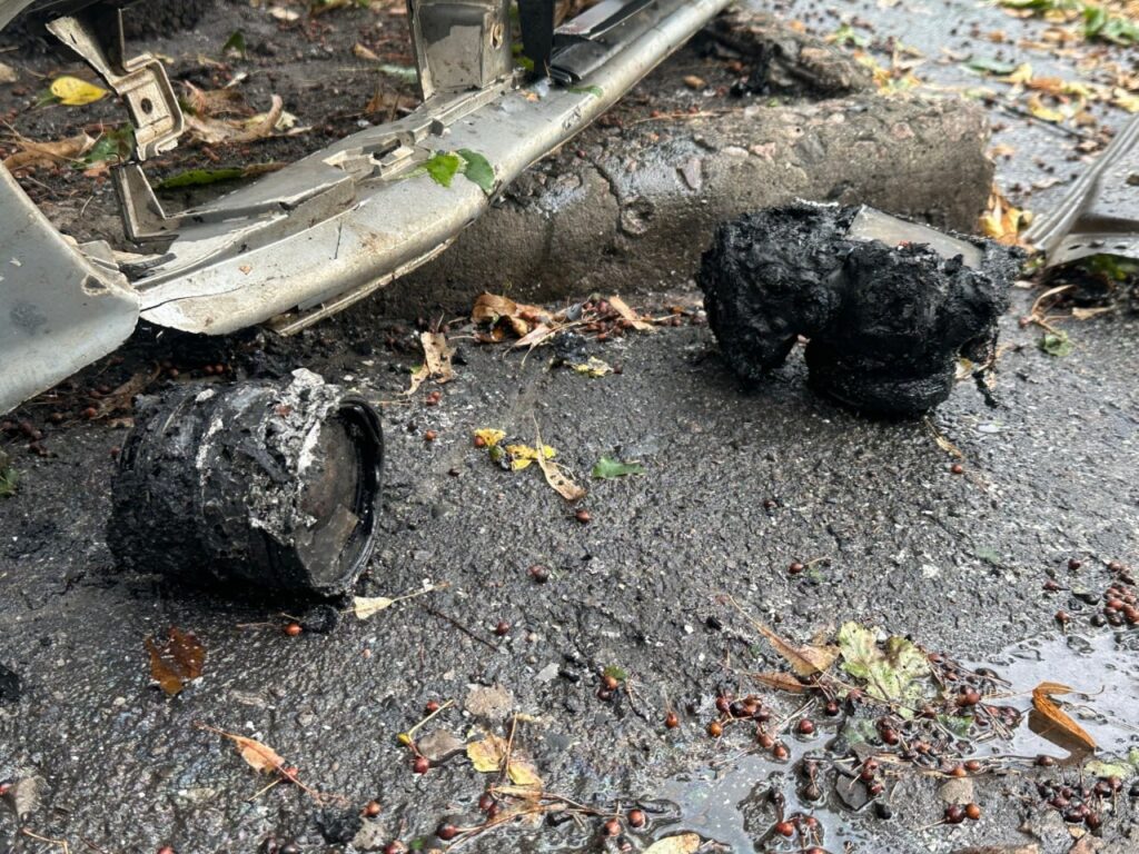 «Нам пощастило на дві хвилини»: у Слов’янську FPV-дрон влучив в авто, з якого щойно вийшли іноземні журналісти 6 «Нам пощастило на дві хвилини»: у Слов’янську FPV-дрон влучив в авто, з якого щойно вийшли іноземні журналісти 5