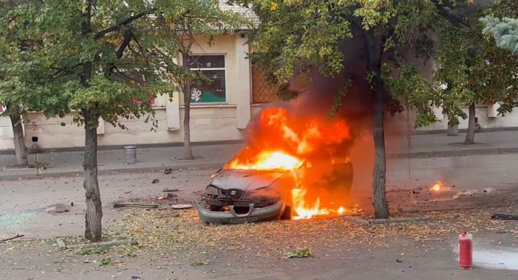 «Нам пощастило на дві хвилини»: у Слов’янську FPV-дрон влучив в авто, з якого щойно вийшли іноземні журналісти 5 «Нам пощастило на дві хвилини»: у Слов’янську FPV-дрон влучив в авто, з якого щойно вийшли іноземні журналісти