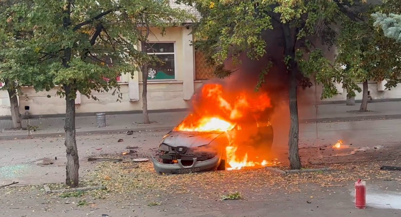«Нам пощастило на дві хвилини»: у Слов’янську FPV-дрон влучив в авто, з якого щойно вийшли іноземні журналісти 1 «Нам пощастило на дві хвилини»: у Слов’янську FPV-дрон влучив в авто, з якого щойно вийшли іноземні журналісти