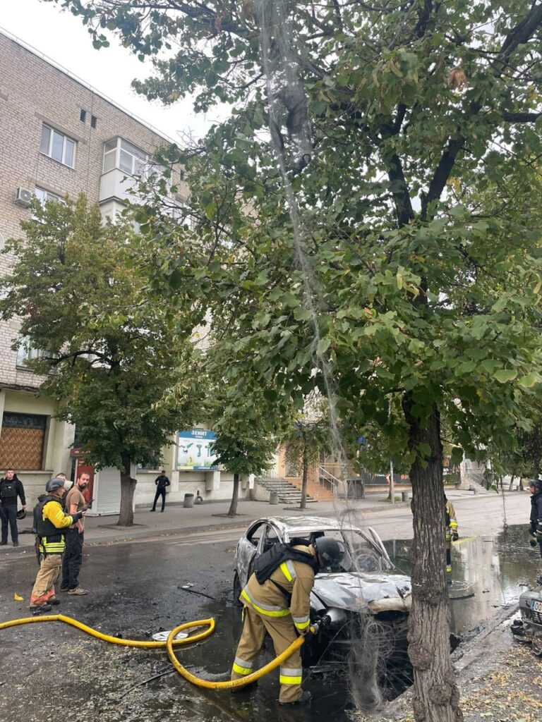 «Нам пощастило на дві хвилини»: у Слов’янську FPV-дрон влучив в авто, з якого щойно вийшли іноземні журналісти 5 «Нам пощастило на дві хвилини»: у Слов’янську FPV-дрон влучив в авто, з якого щойно вийшли іноземні журналісти 4
