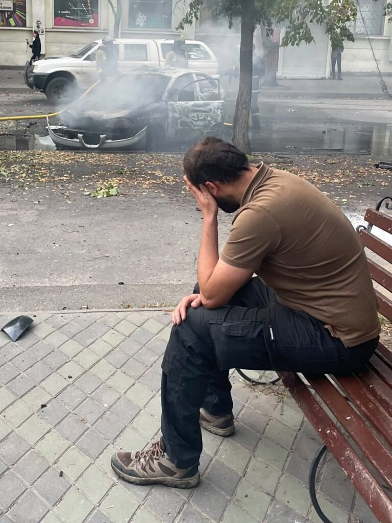 «Нам пощастило на дві хвилини»: у Слов’янську FPV-дрон влучив в авто, з якого щойно вийшли іноземні журналісти 3 «Нам пощастило на дві хвилини»: у Слов’янську FPV-дрон влучив в авто, з якого щойно вийшли іноземні журналісти 2
