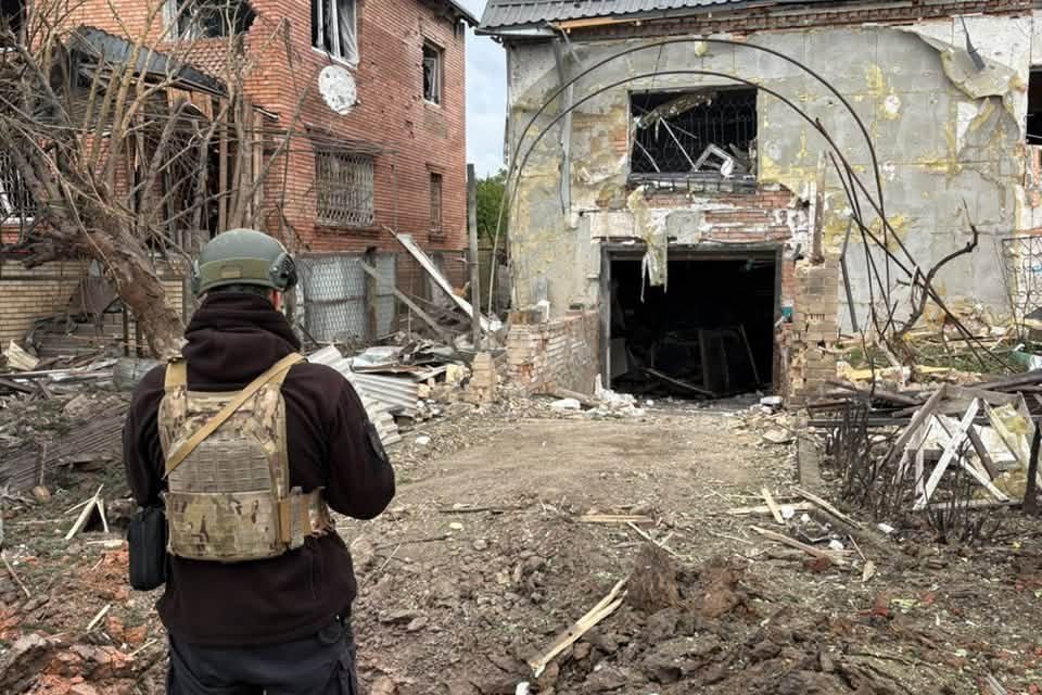 Російська авіабомба пошкодила родинний будинок редактора слов'янської газети «Вісті» Олександра Кульбаки 1 Російська авіабомба пошкодила родинний будинок редактора слов’янської газети «Вісті» Олександра Кульбаки
