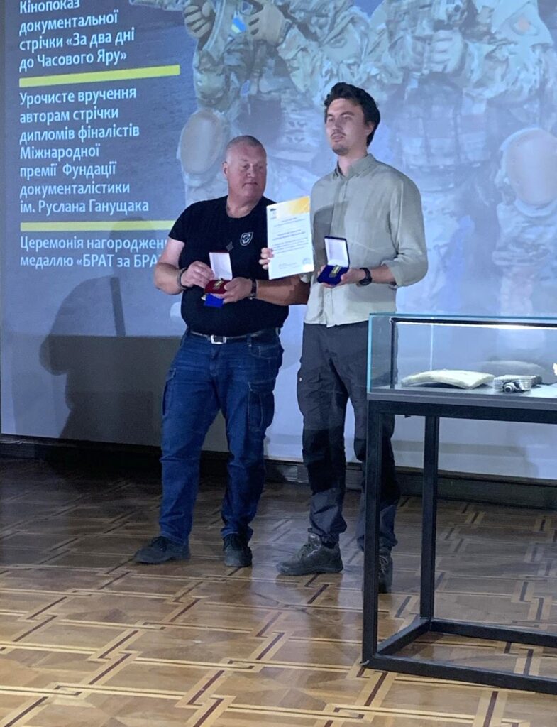 «Тримаю тебе: хроніки побратимства» – у Києві презентували стрічку шведського документаліста та вшанували пам'ять колеги-репортера 2 «Тримаю тебе: хроніки побратимства» – у Києві презентували стрічку шведського документаліста та вшанували пам'ять колеги-репортера 1