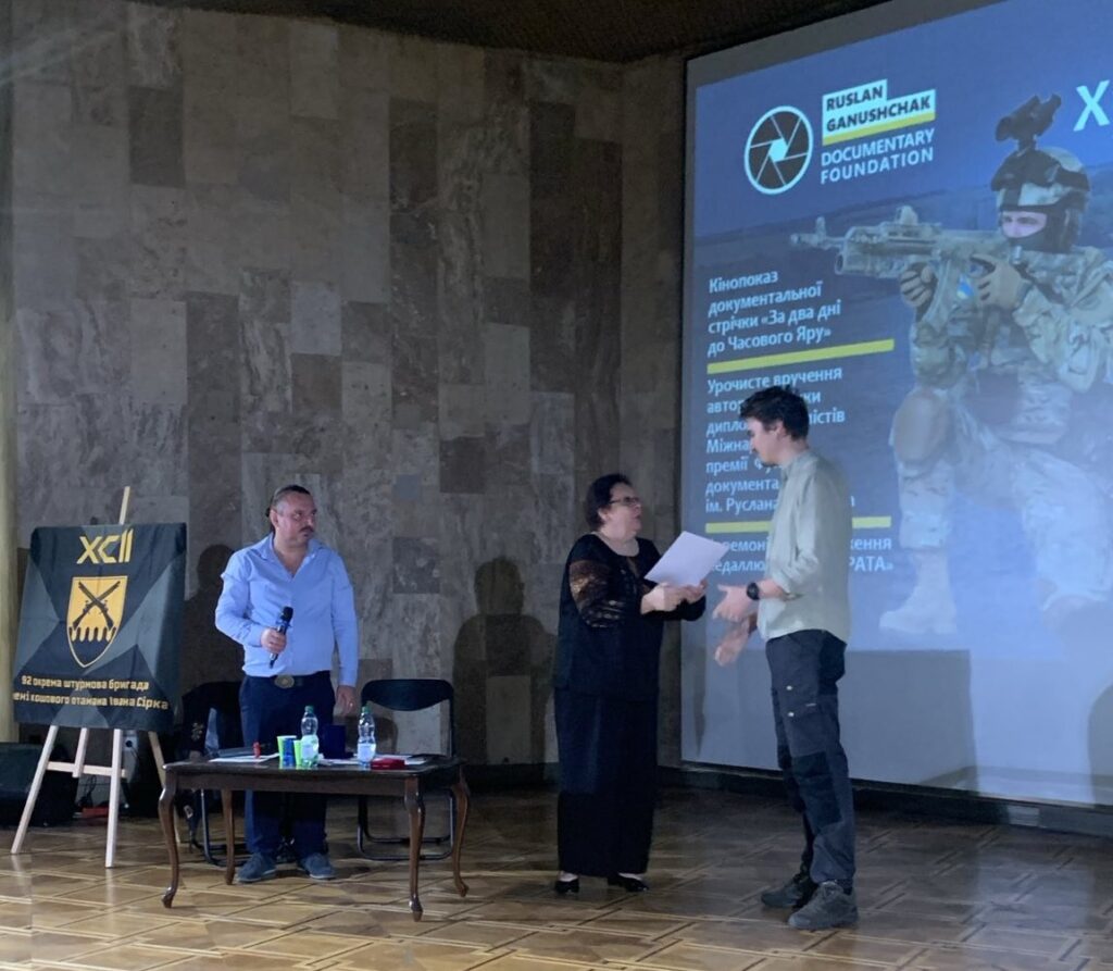 «Тримаю тебе: хроніки побратимства» – у Києві презентували стрічку шведського документаліста та вшанували пам'ять колеги-репортера 4 «Тримаю тебе: хроніки побратимства» – у Києві презентували стрічку шведського документаліста та вшанували пам'ять колеги-репортера 3