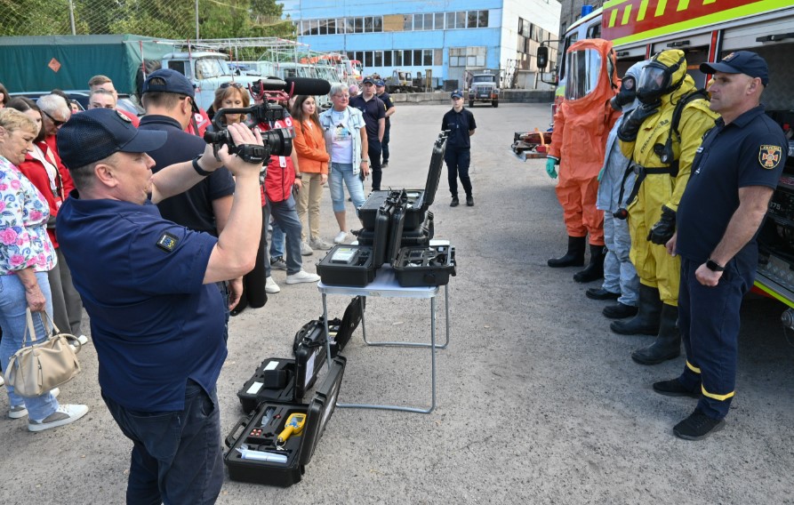 Небезпека може бути там, де її не чекаєш: журналістів навчали протимінної безпеки