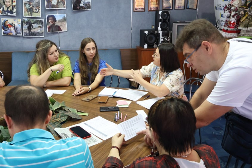 «Спочатку людина, потім репортаж»: як журналісту не втратити себе, працюючи з чужою травмою 11