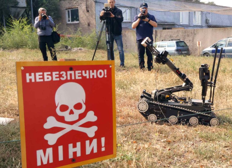 Небезпека може бути там, де її не чекаєш: журналістів навчали протимінної безпеки 9 Небезпека може бути там, де її не чекаєш: журналістів навчали протимінної безпеки 8