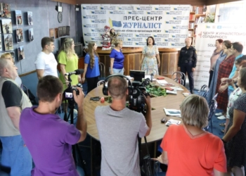 «Спочатку людина, потім репортаж»: як журналісту не втратити себе, працюючи з чужою травмою