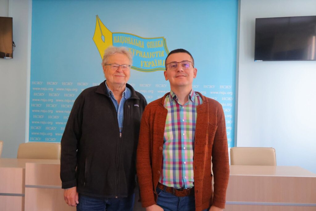 Відомий діяч ЮНЕСКО Могенс Шмідт відвідав знеструмлений офіс НСЖУ в Києві 2