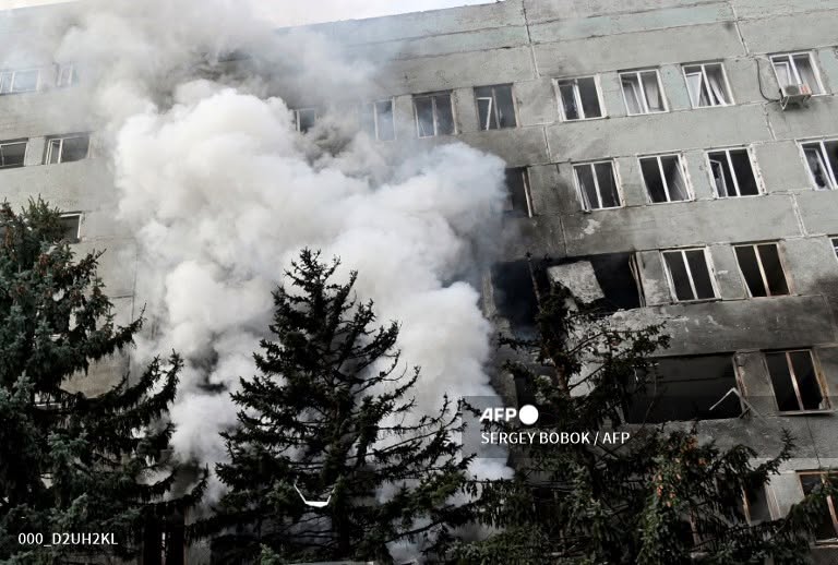 У Харкові поліція та охоронець силою вивели журналістів міжнародних агентств з місця удару по поліклініці 4 У Харкові поліція та охоронець силою вивели журналістів міжнародних агентств з місця удару по поліклініці 3