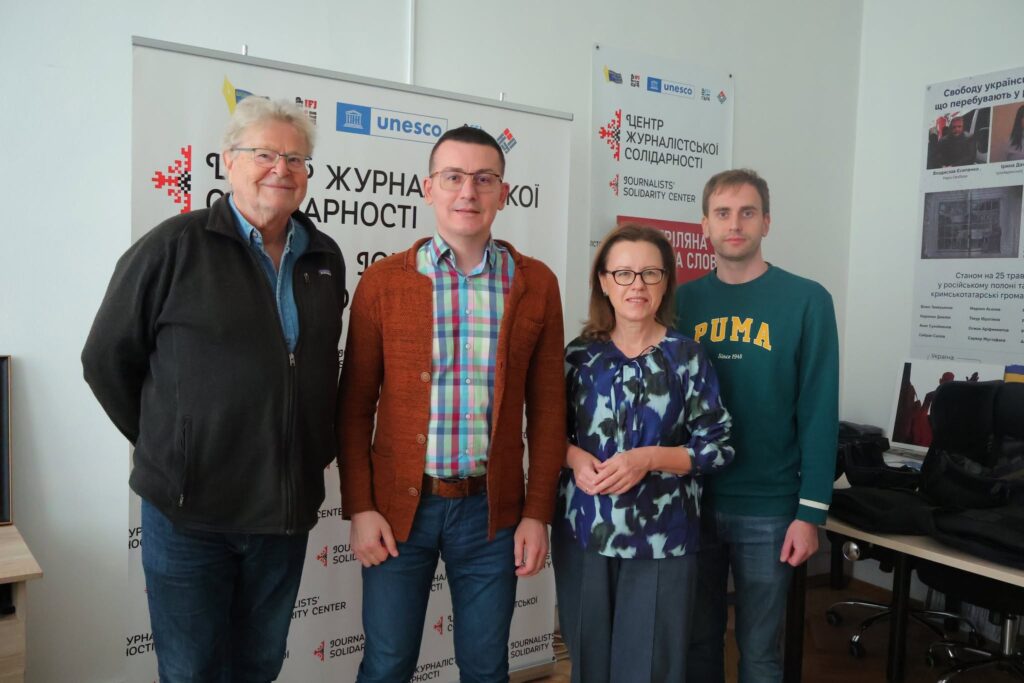 Відомий діяч ЮНЕСКО Могенс Шмідт відвідав знеструмлений офіс НСЖУ в Києві 4