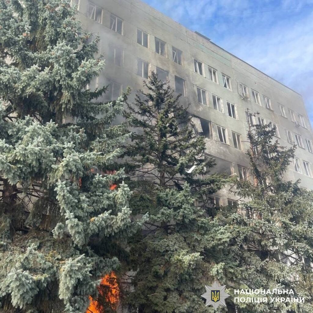 У Харкові поліція та охоронець силою вивели журналістів міжнародних агентств з місця удару по поліклініці 8 У Харкові поліція та охоронець силою вивели журналістів міжнародних агентств з місця удару по поліклініці 7