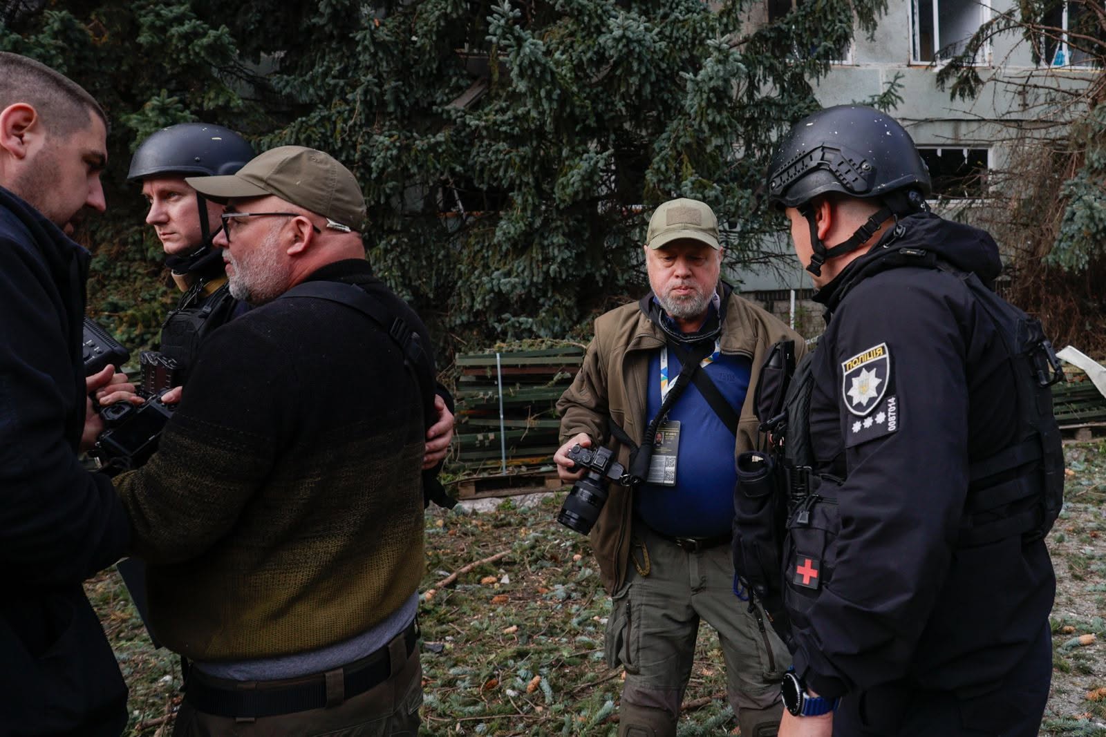 У Харкові поліція та охоронець силою вивели журналістів міжнародних агентств з місця удару по поліклініці 1 У Харкові поліція та охоронець силою вивели журналістів міжнародних агентств з місця удару по поліклініці
