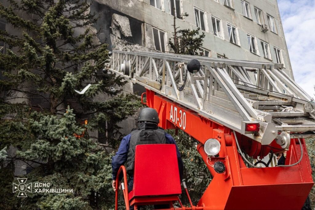 У Харкові поліція та охоронець силою вивели журналістів міжнародних агентств з місця удару по поліклініці 5 У Харкові поліція та охоронець силою вивели журналістів міжнародних агентств з місця удару по поліклініці 4
