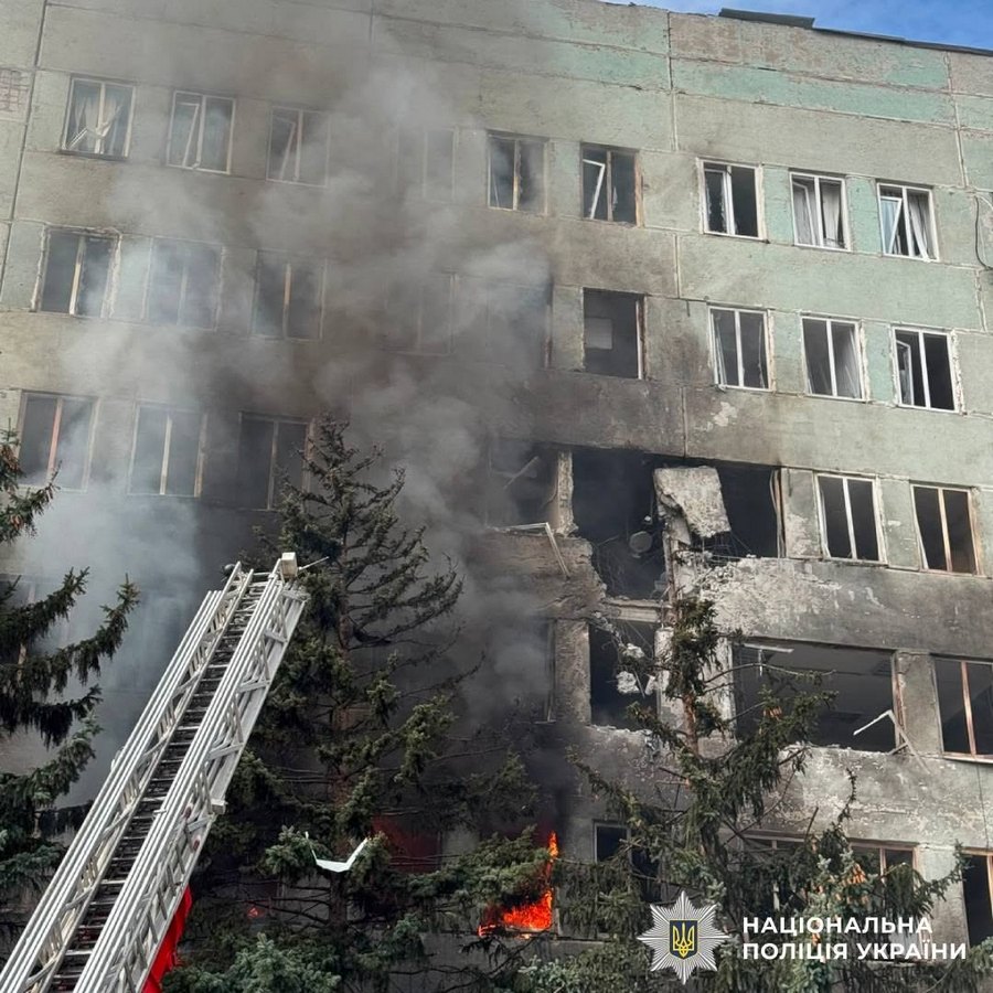 У Харкові поліція та охоронець силою вивели журналістів міжнародних агентств з місця удару по поліклініці 7 У Харкові поліція та охоронець силою вивели журналістів міжнародних агентств з місця удару по поліклініці 6