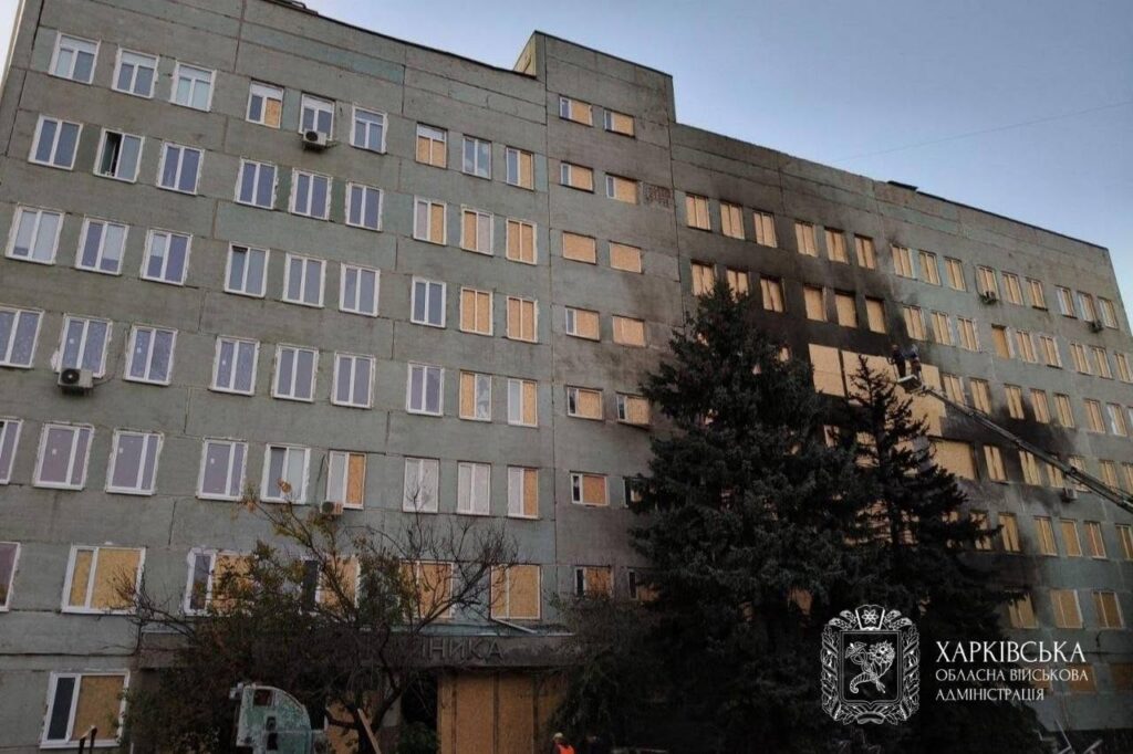 У Харкові поліція та охоронець силою вивели журналістів міжнародних агентств з місця удару по поліклініці 9 У Харкові поліція та охоронець силою вивели журналістів міжнародних агентств з місця удару по поліклініці 8