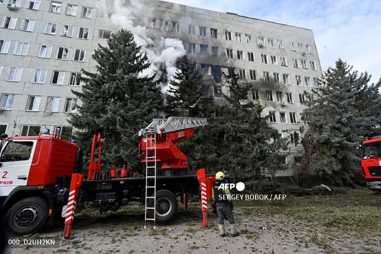 У Харкові поліція та охоронець силою вивели журналістів міжнародних агентств з місця удару по поліклініці 3 У Харкові поліція та охоронець силою вивели журналістів міжнародних агентств з місця удару по поліклініці 2