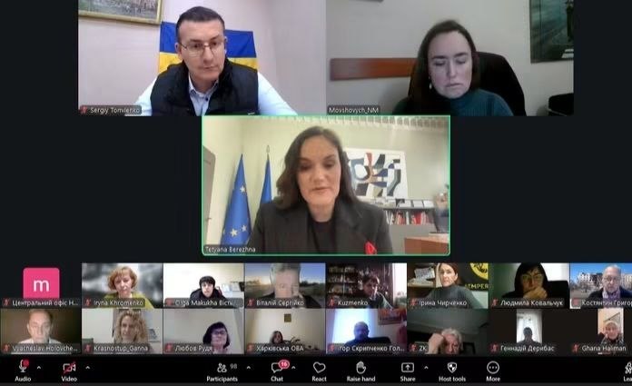 «У багажнику – шолом, навушники, бронежилет і чотири аптечки»: як працює Ірина Ситнік неподалік від фронту 2 «У багажнику – шолом, навушники, бронежилет і чотири аптечки»: як працює Ірина Ситнік неподалік від фронту 1