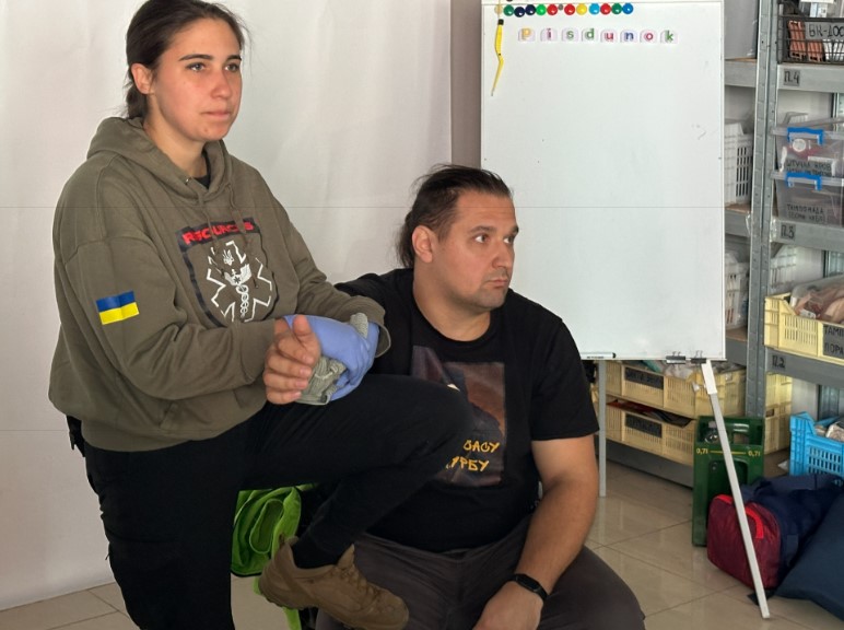 Гуде «шахед»: допомагати пораненому чи шукати укриття? У Харкові медійники відпрацьовували обидва сценарії 16