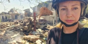 «У багажнику – шолом, навушники, бронежилет і чотири аптечки»: як працює Ірина Ситнік неподалік від фронту