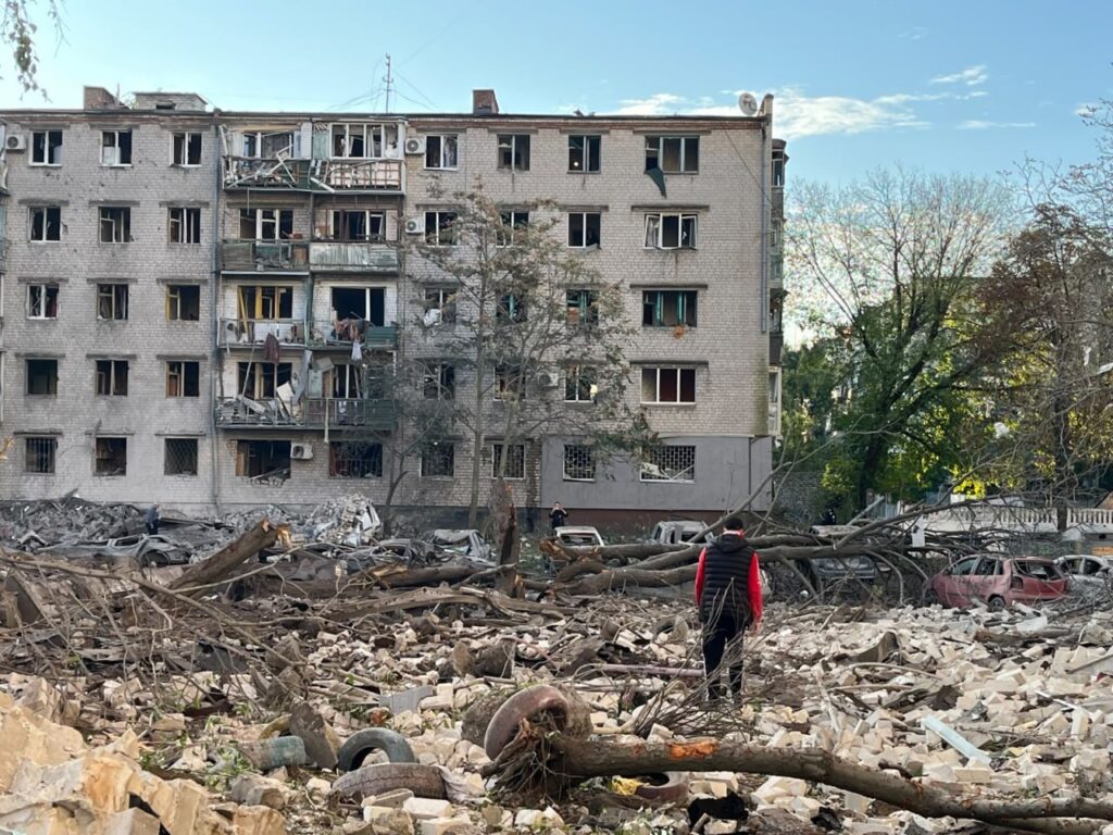 «Прилетіло прямо у двір»: житло й авто журналістки з Кременчука постраждало внаслідок удару Росії 1