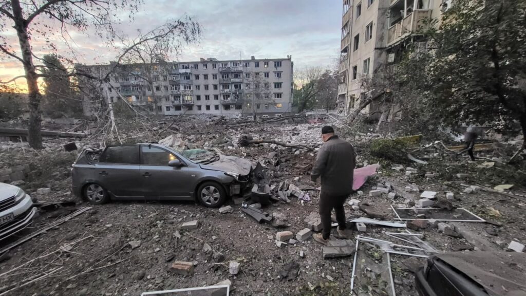 «Прилетіло прямо у двір»: житло й авто журналістки з Кременчука постраждало внаслідок удару Росії 2 «Прилетіло прямо у двір»: житло й авто журналістки з Кременчука постраждало внаслідок удару Росії