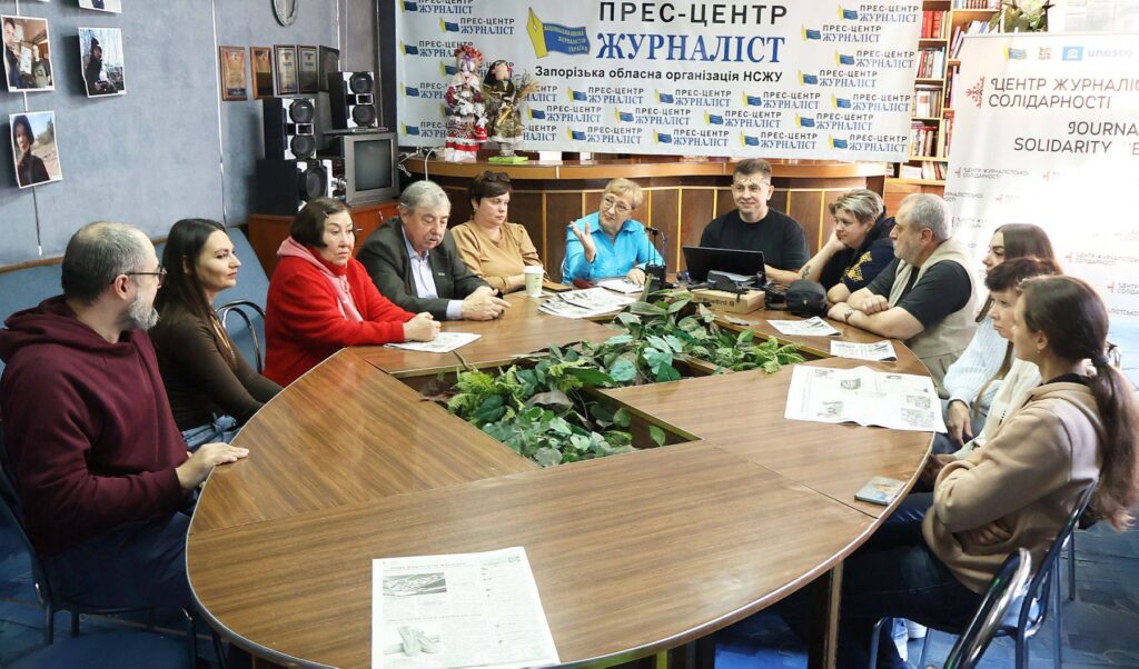 Найкращий кадр не вартий життя: запорізькі журналісти систематизують досвід роботи під обстрілами
