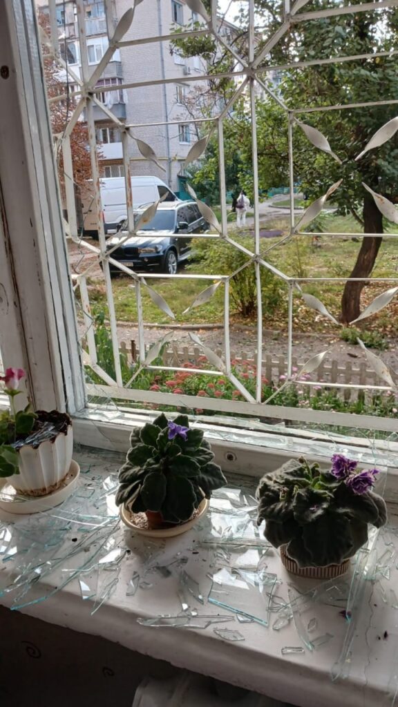 «Чула лише скляний дощ — це розліталися вікна навколишніх будинків від вибухової хвилі», — журналістка про удар російської ракети 1