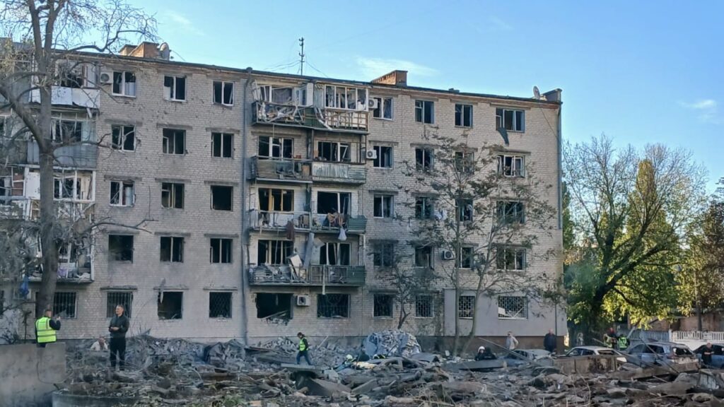 «Чула лише скляний дощ — це розліталися вікна навколишніх будинків від вибухової хвилі», — журналістка про удар російської ракети 6 «Чула лише скляний дощ — це розліталися вікна навколишніх будинків від вибухової хвилі», — журналістка про удар російської ракети