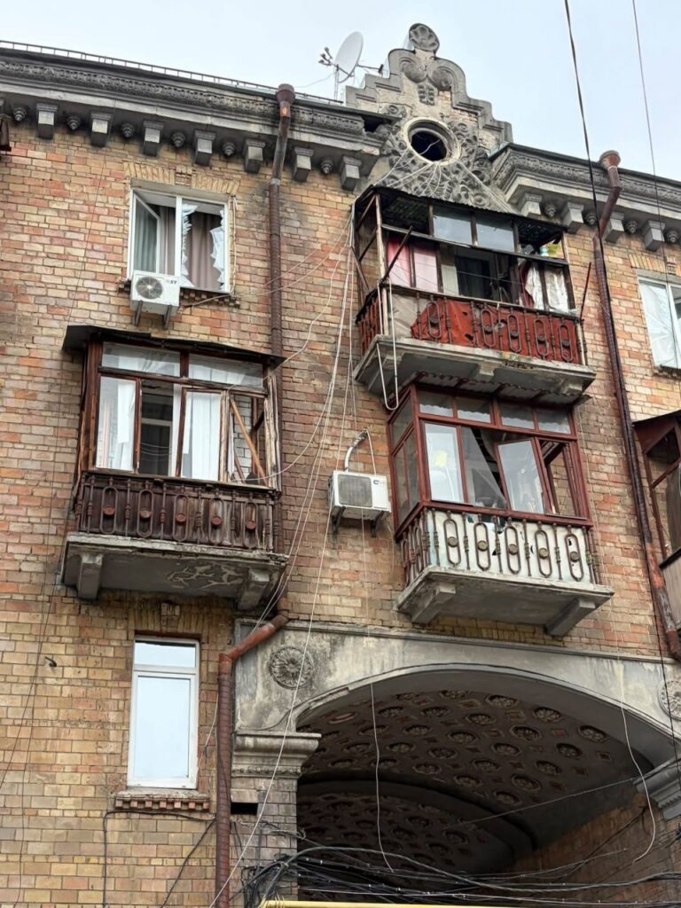 У Києві російської атака пошкодила квартири двох медійниць 4 У Києві російської атака пошкодила квартири двох медійниць 3