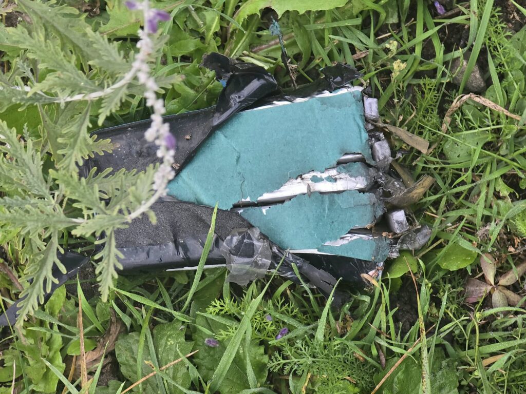 14 дірок у даху: ударом дрона вибило вікна і пошкодило дах в оселі редактора із Золочева Василя Мирошника 5 14 дірок у даху: ударом дрона вибило вікна і пошкодило дах в оселі редактора із Золочева Василя Мирошника 4