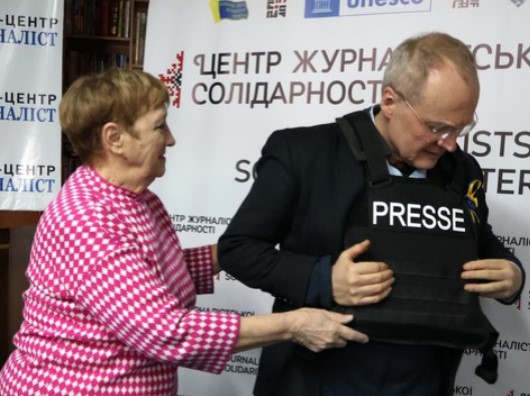 «Я ніколи так часто не грав на гітарі, як під час війни», – німецький журналіст Бернхард Класен 2